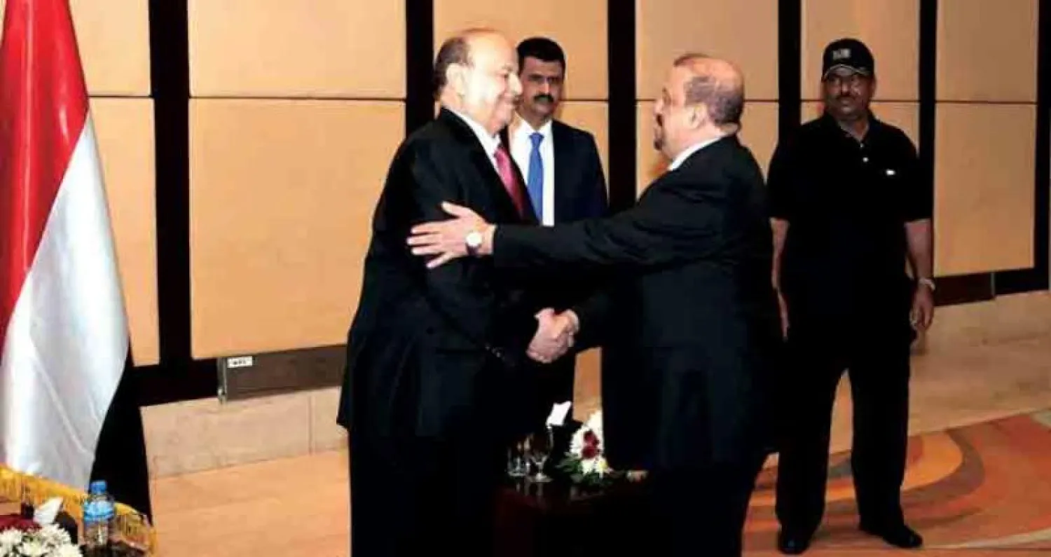 الرئيس اليمني مصافحاً البركاني في اللقاء الذي عقد مع عدد من قيادات حزب المؤتمر الشعبي العام في القاهرة الاثنين الماضي («الشرق الأوسط)