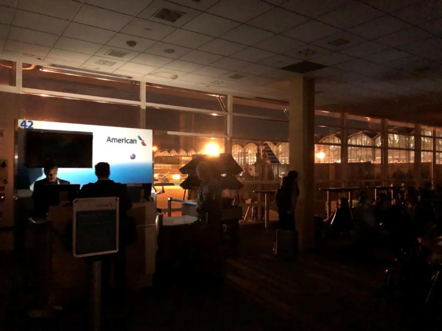 تم تشغيل أجهزة توليد الكهرباء لإنارة بعض المناطق في مبنى المطار (رويترز)