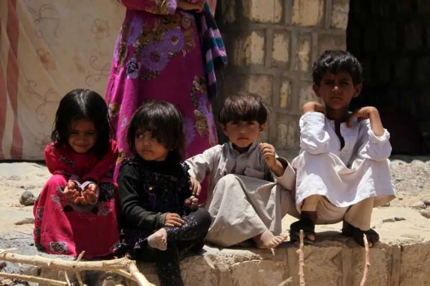 Yemeni children who fled clashes sit outside their shelter in Maerib province on April 24, 2015 (AFP Photo/Taha Saleh)