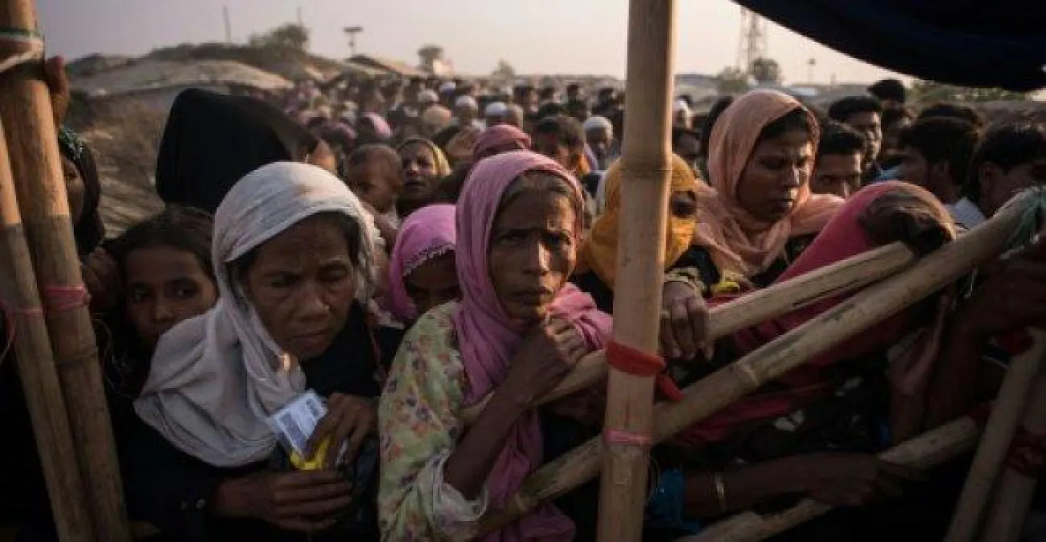 لاجئون من مسلمي الروهينغا ينتظرون للحصول على الغذاء في مخيم للاجئين ببنغلاديش - أرشيفية (أ.ف.ب)