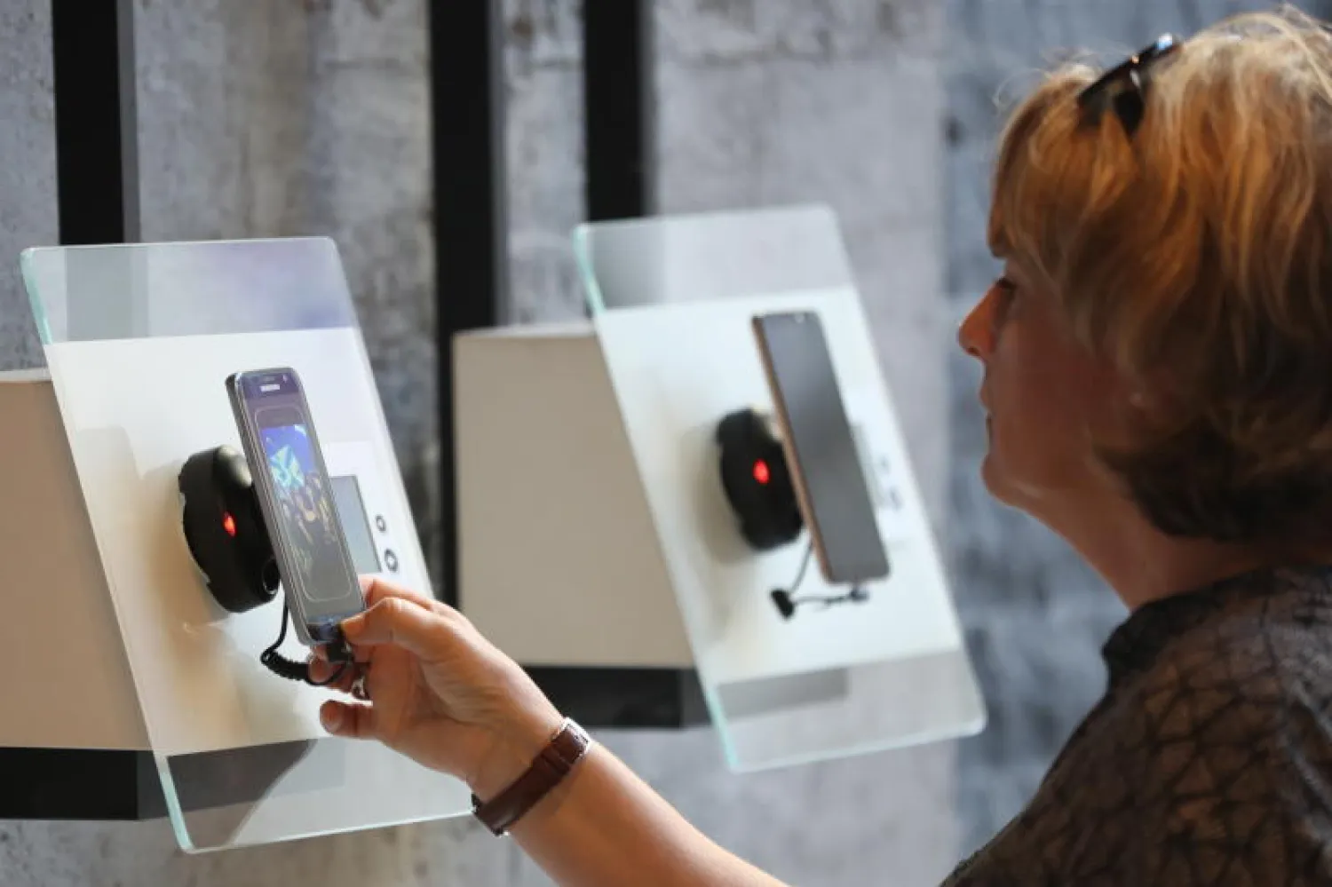 سيدة تتفقد خصائص هاتف جوال من صنع شركة سامسونغ (إ.ب.أ)