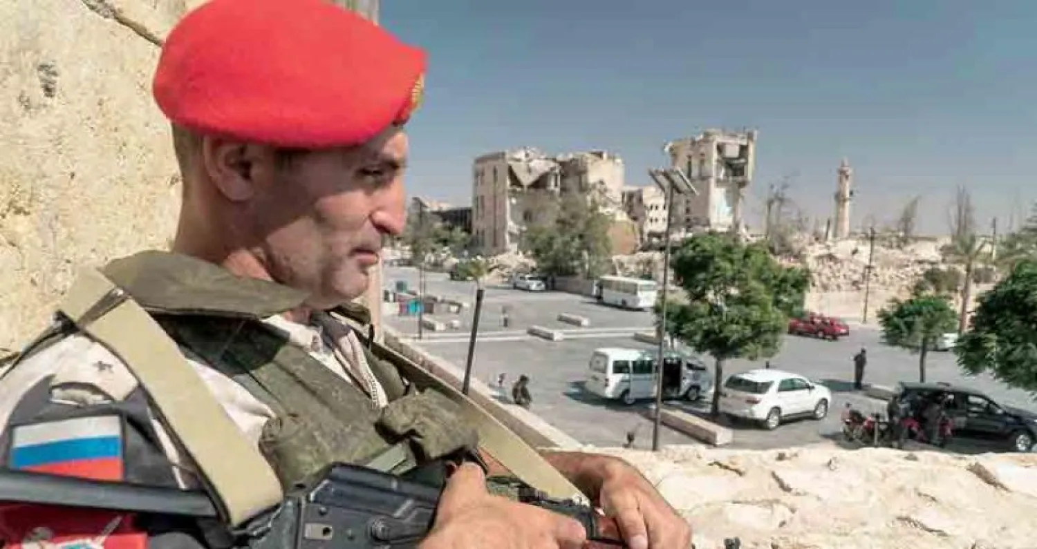 عنصر في الشرطة العسكرية الروسية خلال جولة لإعلاميين في قلعة حلب أول من أمس (أ.ف.ب)