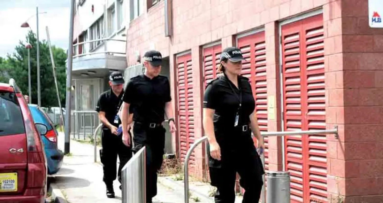 ضباط من الشرطة البريطانية قرب إحدى الشقق التي تمت مداهمتها وتفتيشها في برمنغهام على خلفية حادث ويستمنستر (إ.ب.أ)