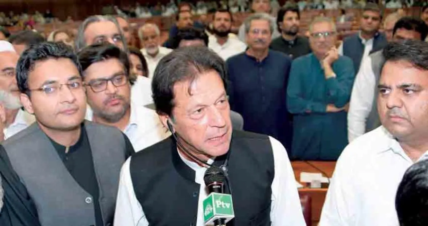 عمران خان في البرلمان أمس بعد انتخابه رئيسا للوزراء والذي جاء بعد عشرين عاما من تشكيله حزب حركة الإنصاف ونهاية هيمنة الحزبين الرئيسيين في باكستان (الرابطة الإسلامية وحزب الشعب الباكستاني) على الحياة السياسية (أ.ب)