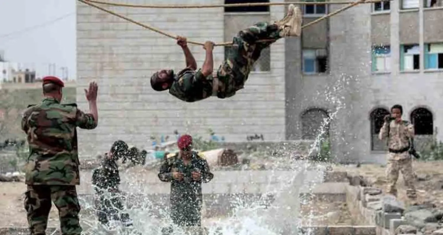 جانب من استعراض مهارات في حفل تخرج عسكري لقوات تابعة للحكومة اليمنية الشرعية في تعز أمس (أ.ف.ب)