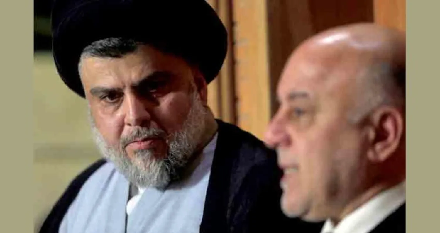 مقتدى الصدر الفائز في الانتخابات الأخيرة خلال لقاء سابق مع رئيس الوزراء حيدر العبادي (رويترز)