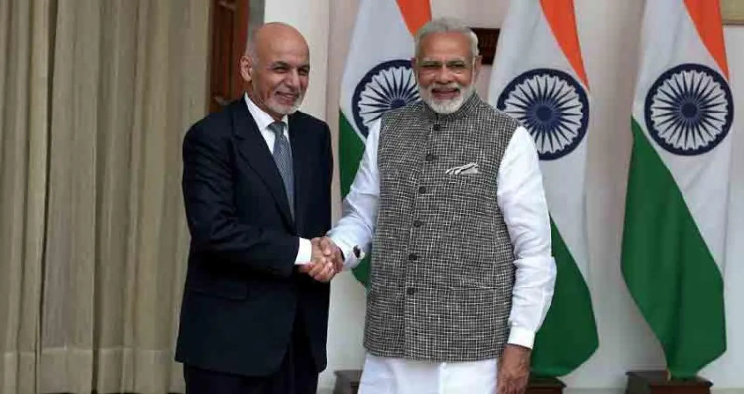 رئيس وزراء الهند ناريندرا مودي مع الرئيس الأفغاني أشرف غني (أ.ف.ب)