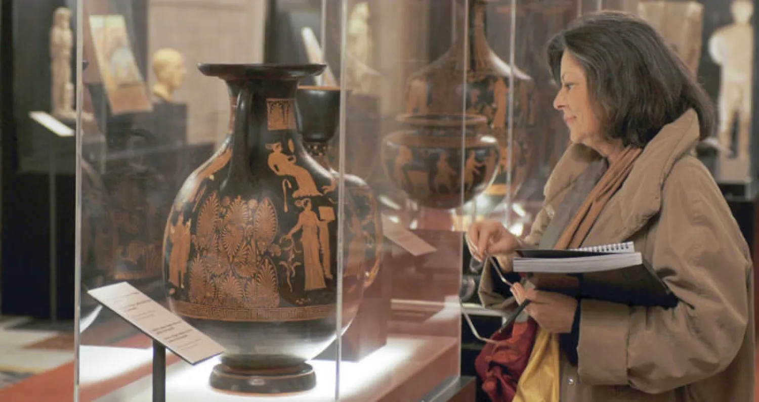 تستعرض قطعاً أثرية في روما بعد استعادتها من أميركا (غيتي)