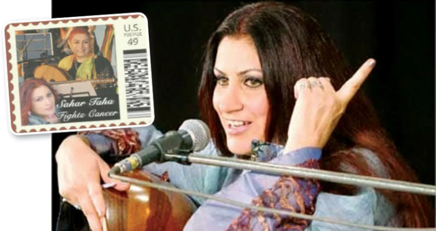 الفنانة سحر طه...  وفي الإطار طابع بريدي أميركي يحمل صورتها