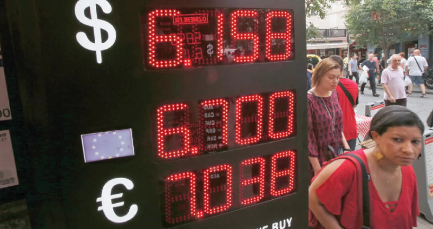 الليرة التركية في مرمى نيران الصراع بين واشنطن وأنقرة