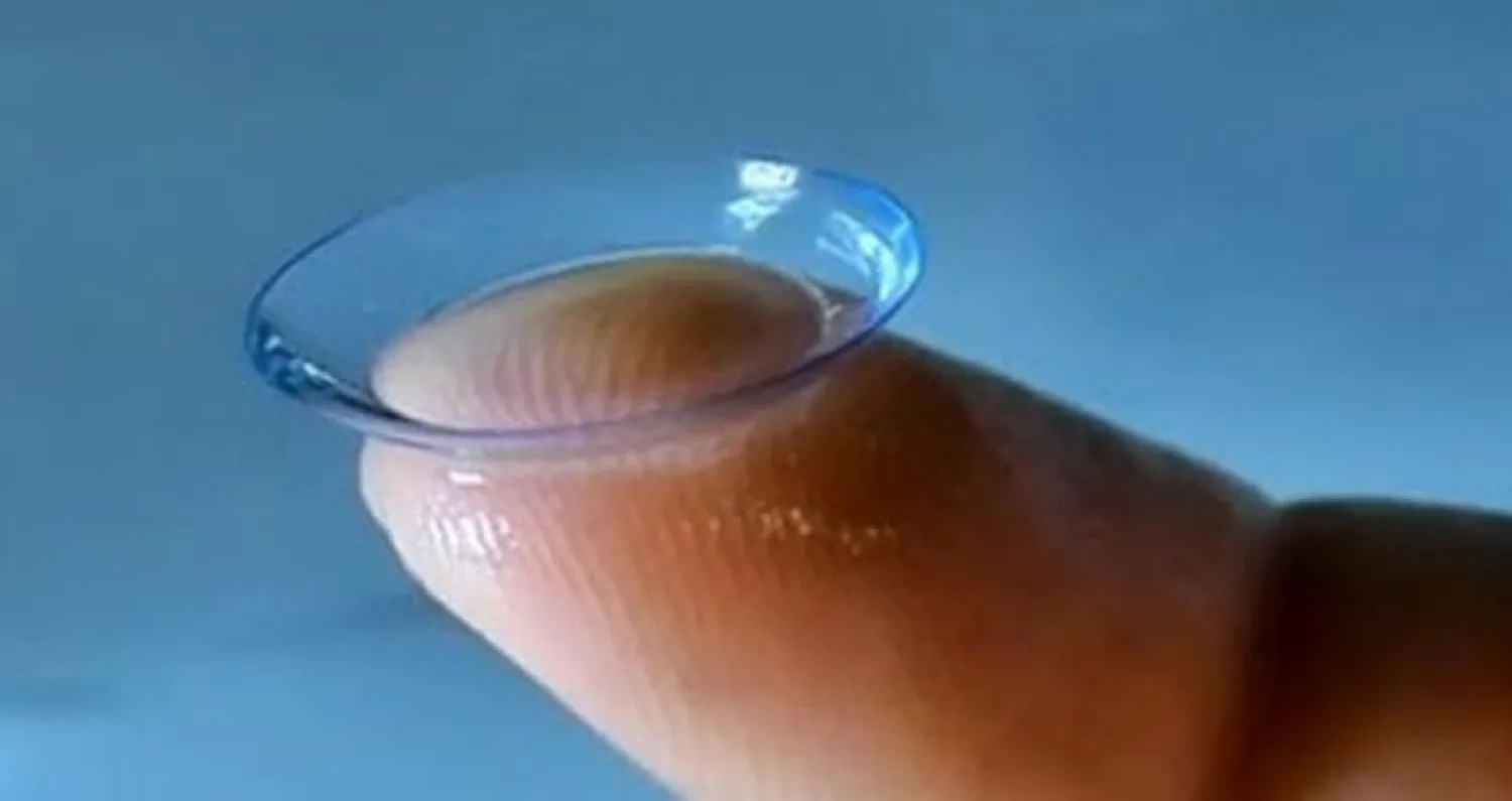 عدسة لاصقة ظلّت في عين امرأة 28 سنة