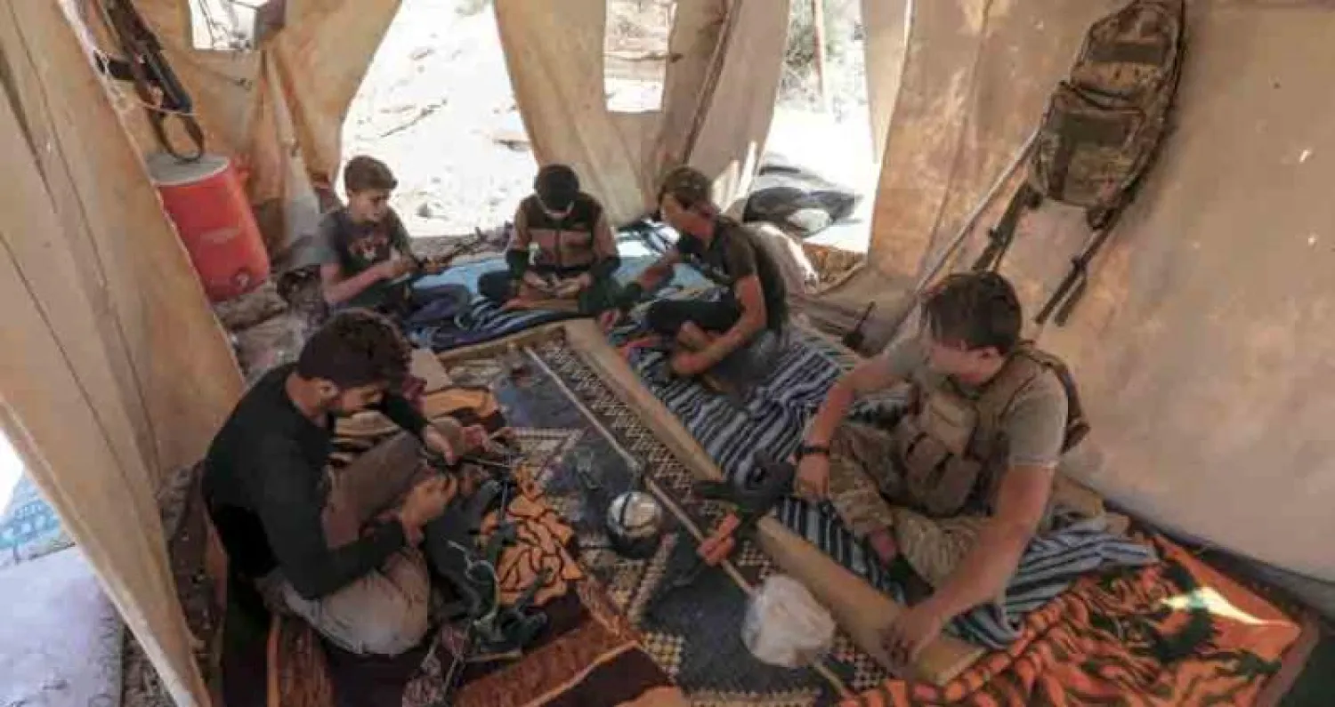 عناصر من كتيبة «صقور الشام» المعارضة داخل خيمة شمال إدلب أول من أمس (أ.ف.ب)