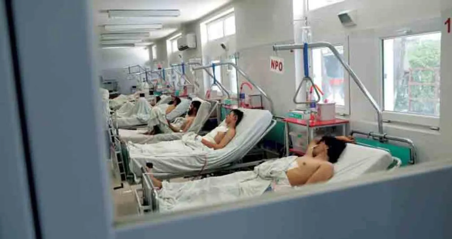 عدد من الجرحى الأفغان الذين سقطوا في عمليات حصار غزني وهجوم إرهابي في كابل يتلقون العلاج في أحد مستشفيات العاصمة الأفغانية (رويترز)