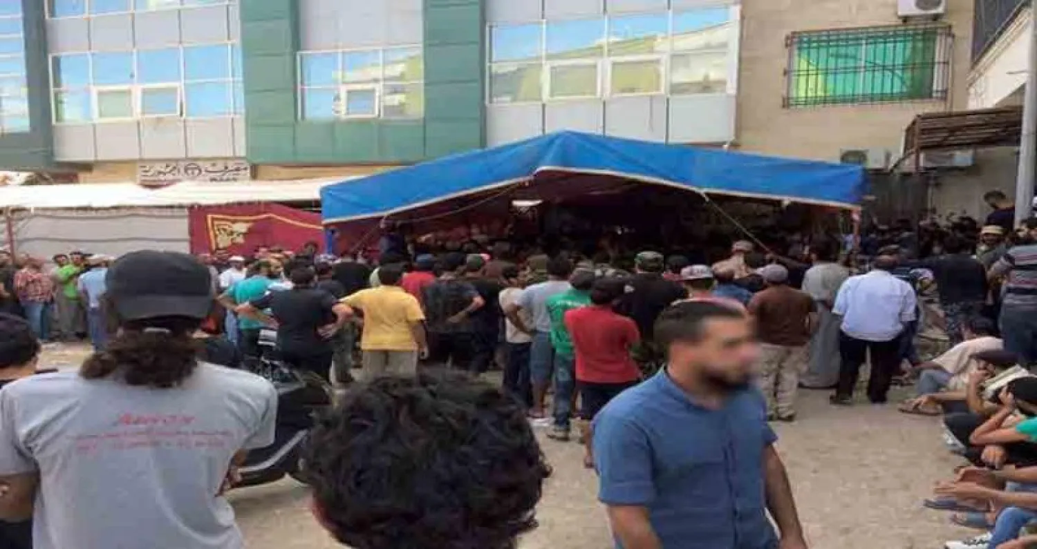 جانب من انتظار الليبيين أمام مصرف الجمهورية حصتهم من السيولة (أرشيفية: تويتر)