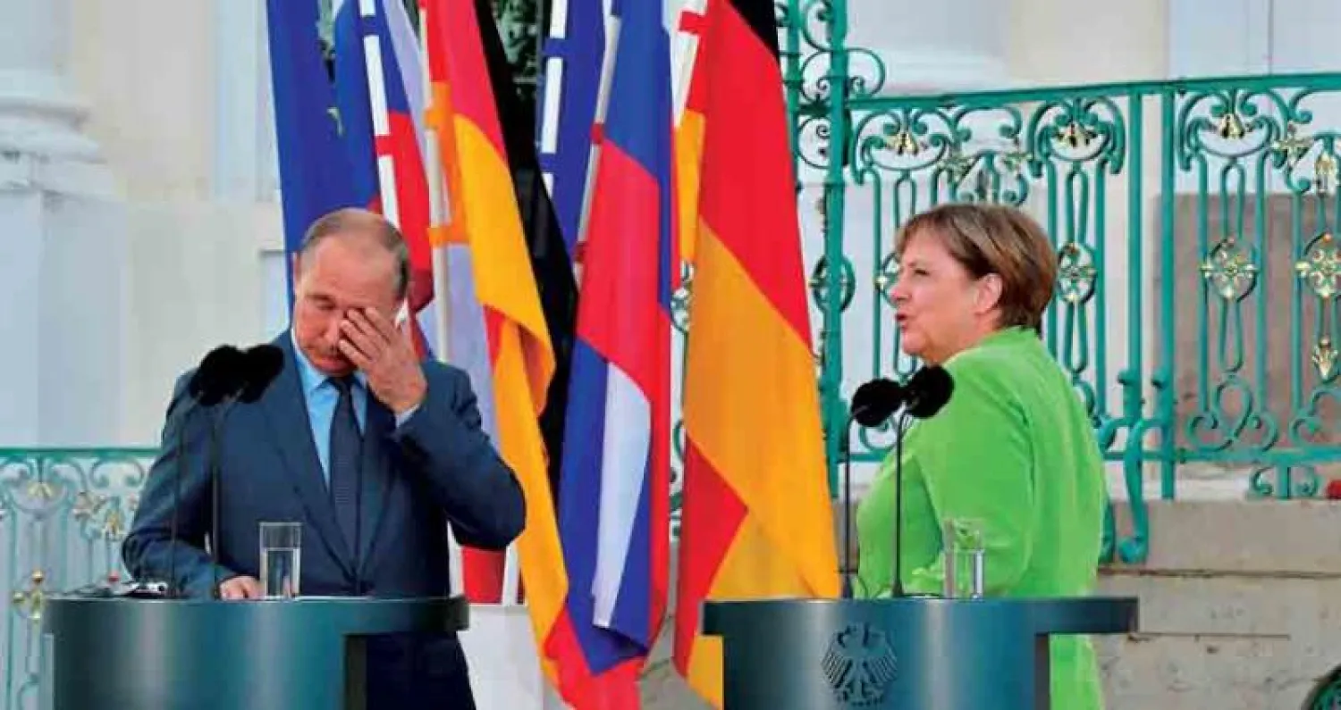 المستشارة الألمانية ميركل والرئيس الروسي بوتين خلال اجتماعهما قرب برلين أمس (أ.ف.ب)