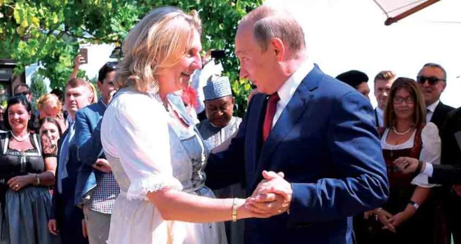 بوتين يرقص مع وزيرة خارجية النمسا (أ.ب)