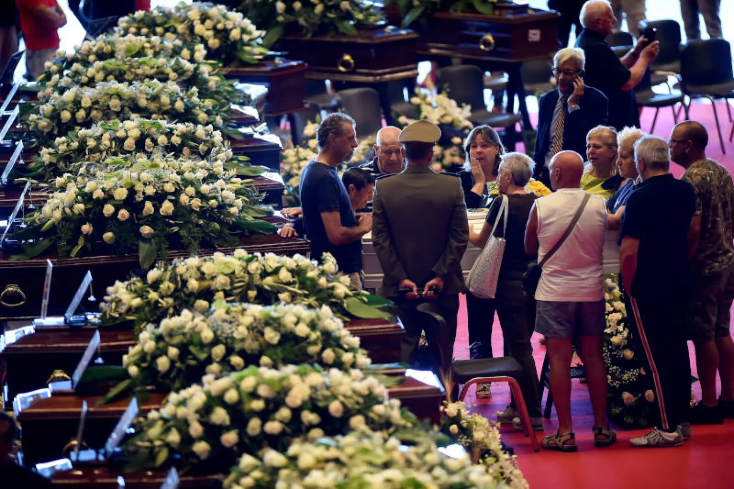 أقارب عدد من ضحايا انهيار جسر جنوة بإيطاليا (أ.ب)
