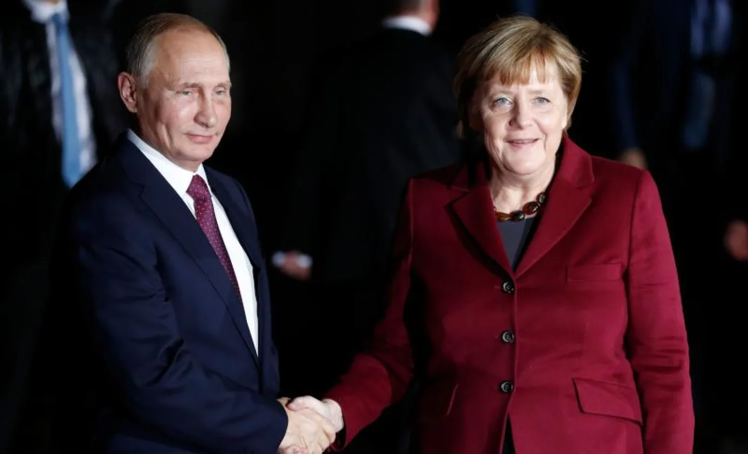 الرئيس الروسي فلاديمير بوتين يصافح المستشارة الألمانية أنجيلا ميركل - أرشيفية (أ.ف.ب)