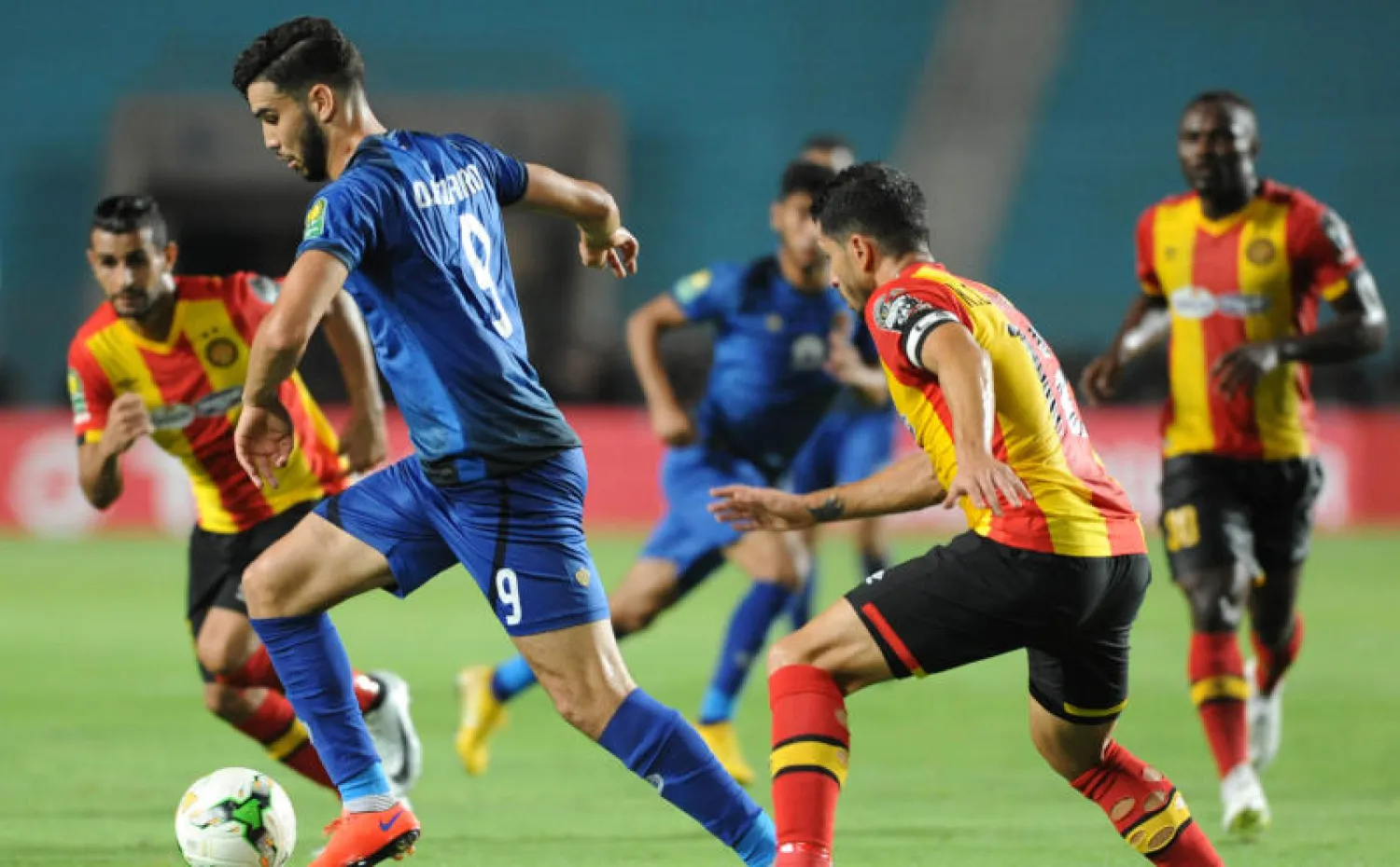 مدافع وقائد فريق الترجي خليل شمام يحاول استخلاص الكرة من بين أقدام مهاجم الأهلي وليد أزارو (أ.ف.ب)