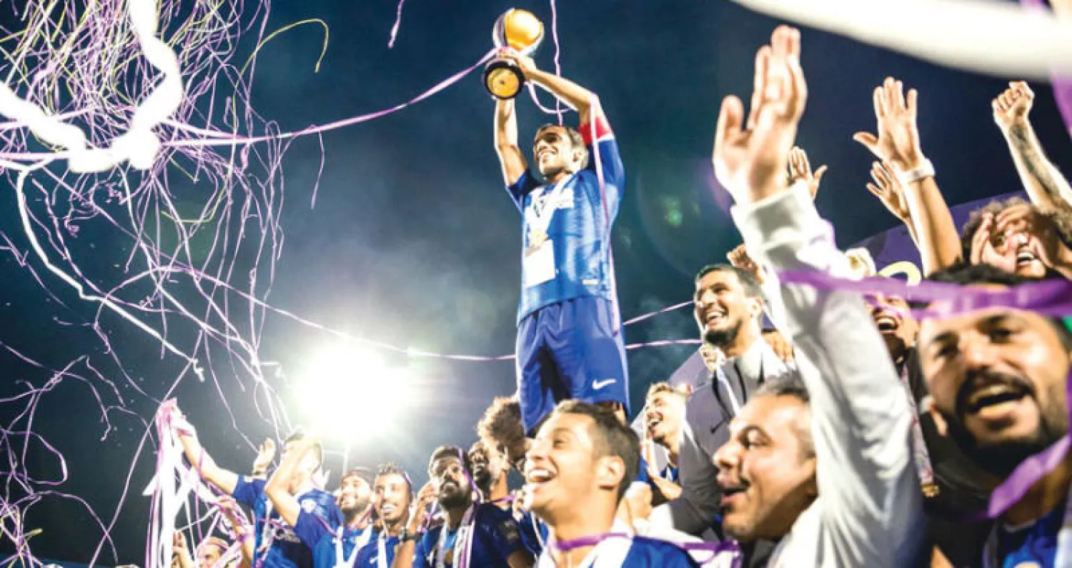 الشلهوب قائد الهلال يرفع كأس السوبر خلال مراسم التتويج («الشرق الأوسط»)