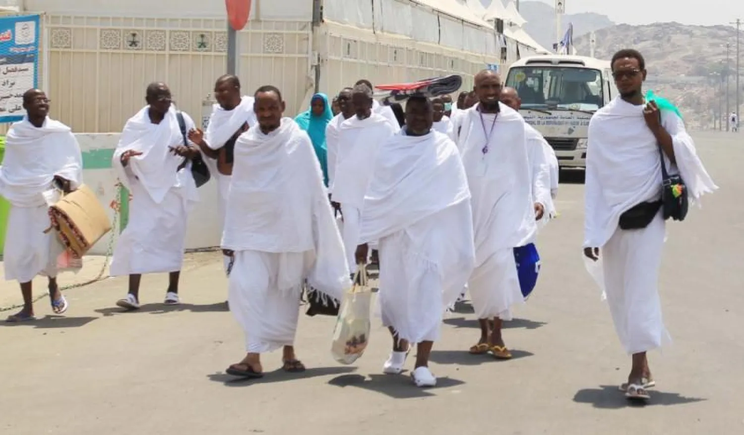 جانب من توافد الحجاج إلى مشعر منى لقضاء يوم التروية (واس)