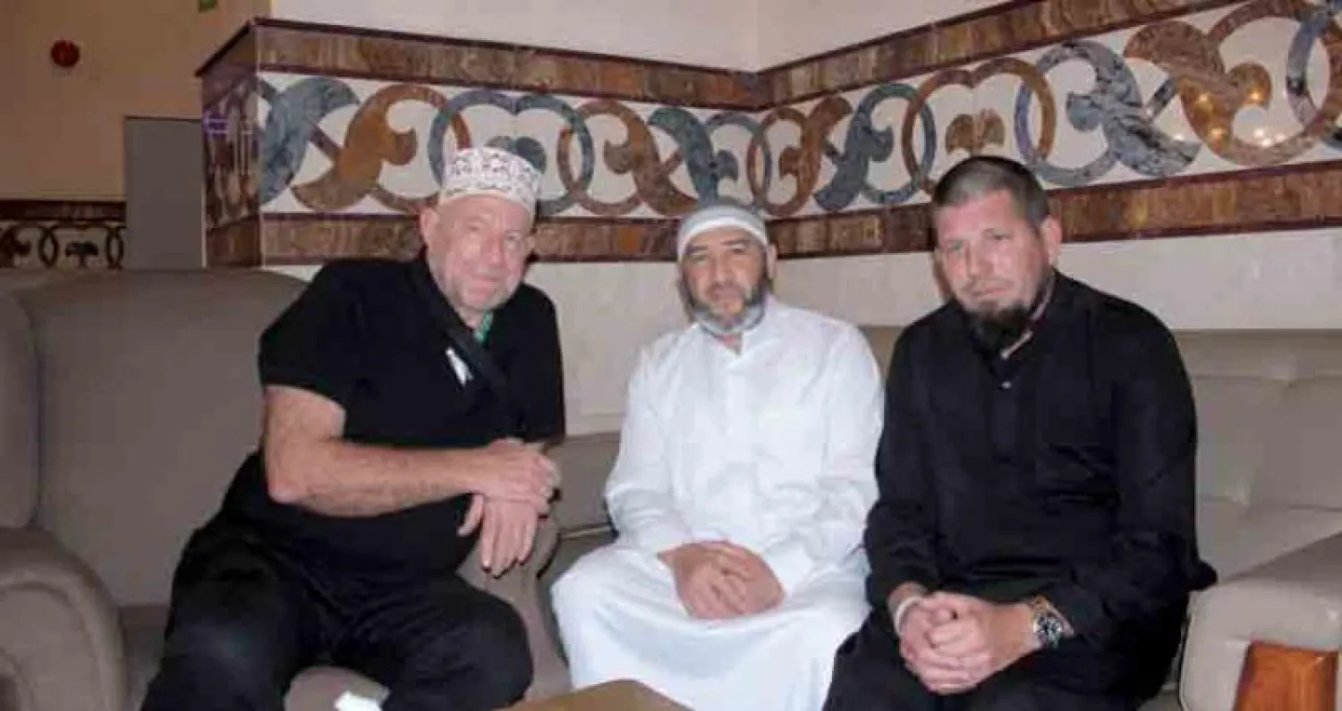 رئيس الاتحاد الأسترالي للمجالس الإسلامية يتوسط الحاجين مكنتوش وقوداد بمقر سكنهم («الشرق الأوسط»)