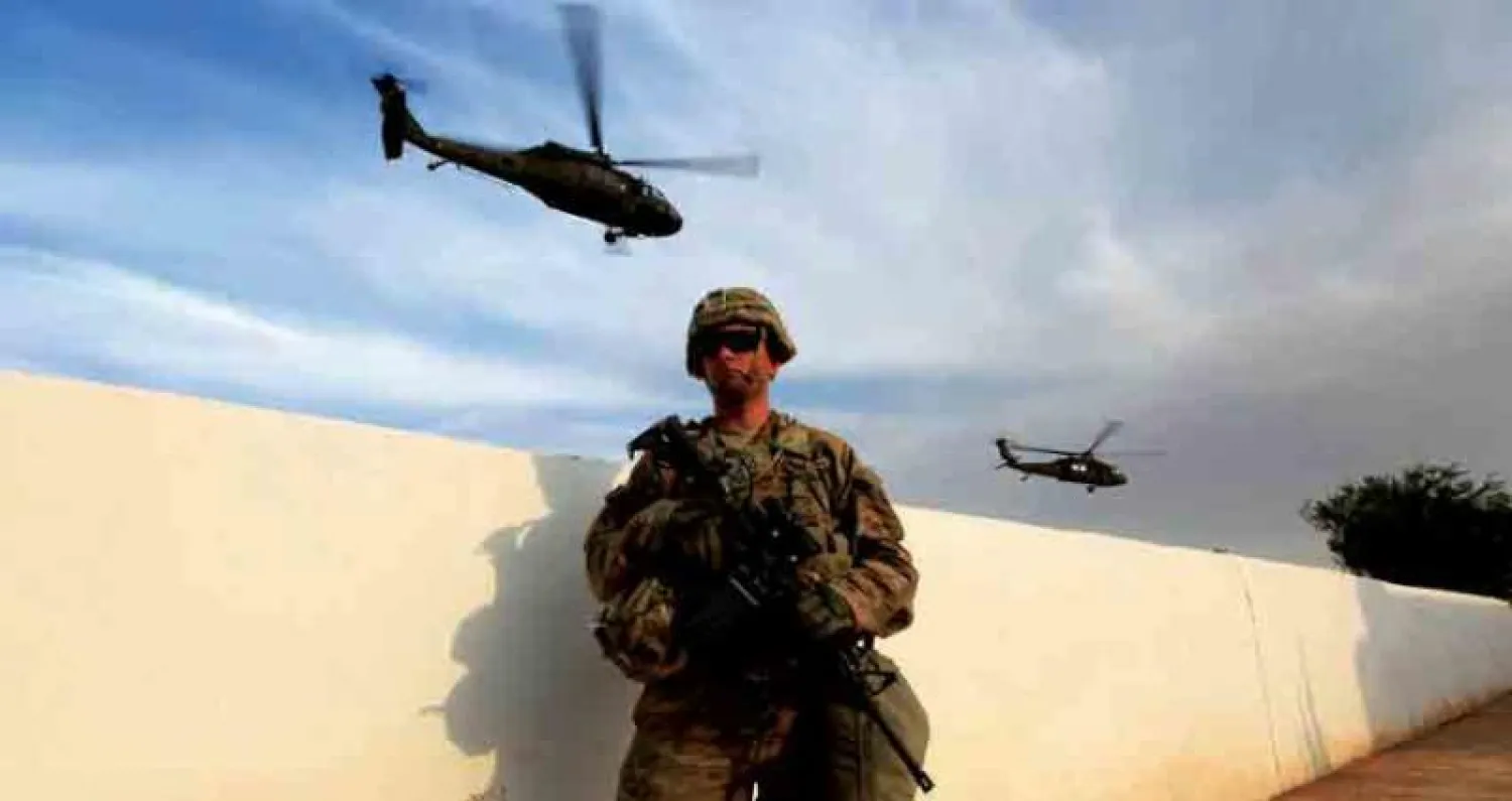 جندي أميركي في قاعدة عسكرية بمخمور قرب الموصل (رويترز)