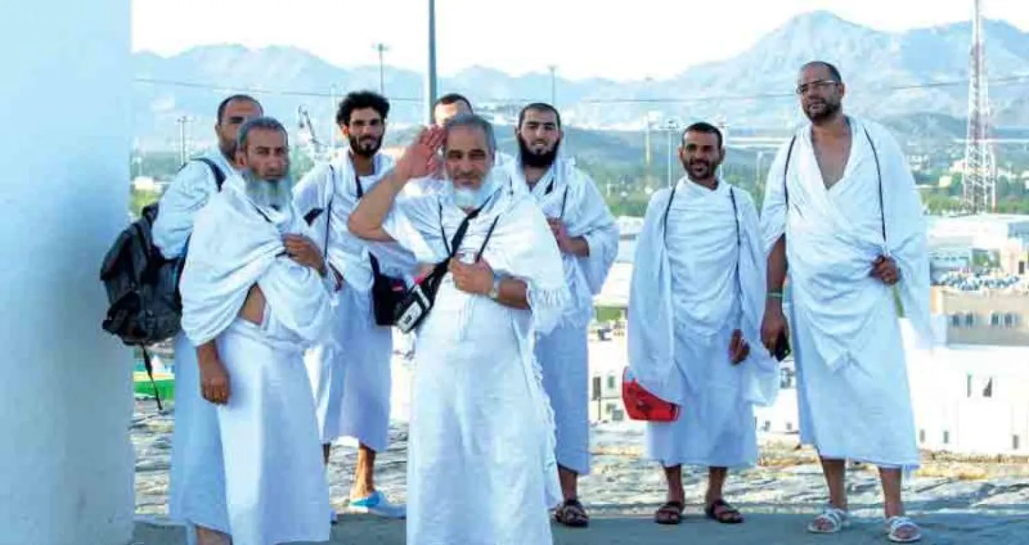 حجاج في منى أمس لبسوا أحرمتهم للصعود إلى عرفة اليوم (تصوير: محمد المانع)