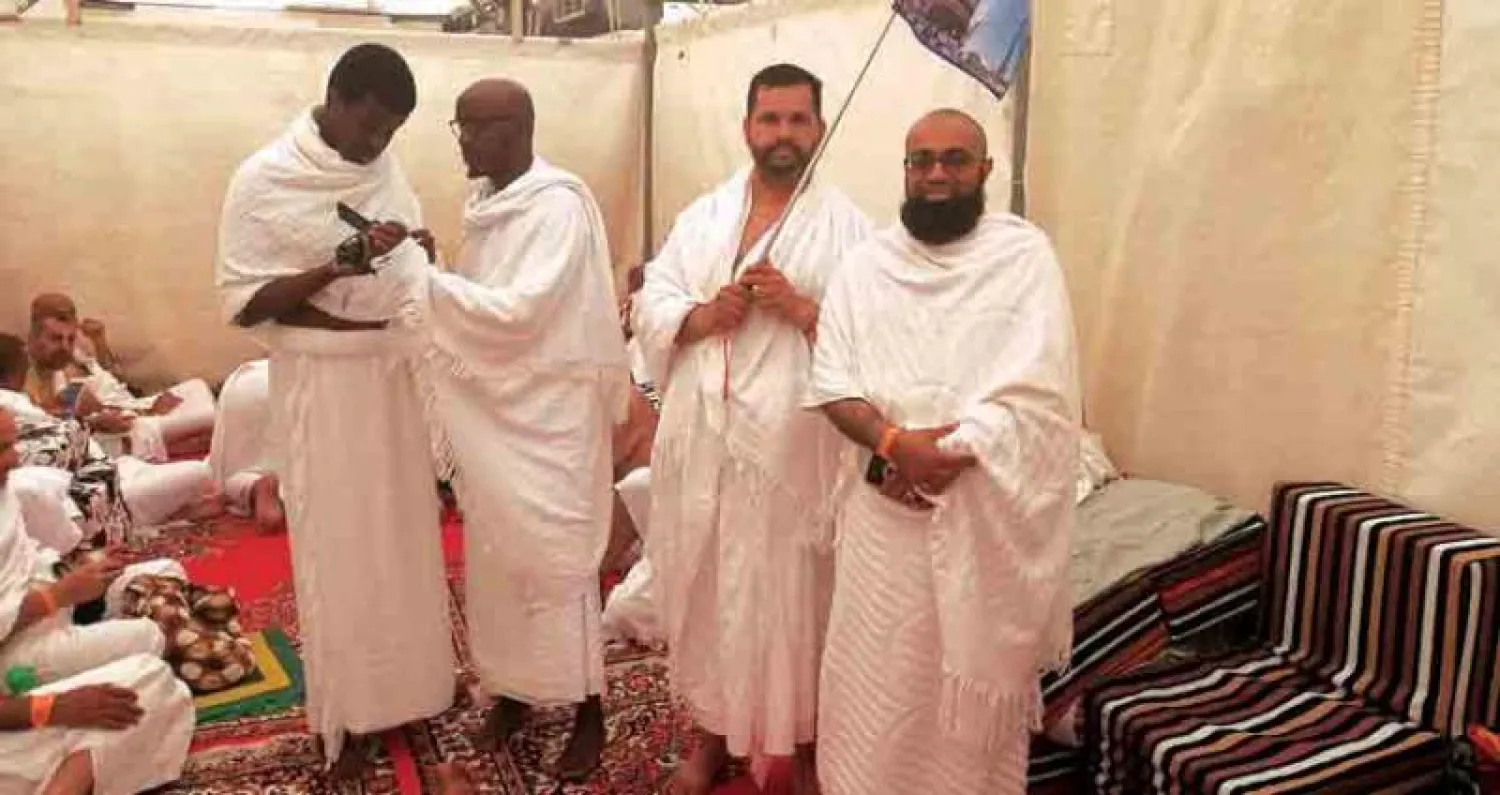 حجاج كنديون في منى أمس استعداداً للصعود إلى مشعر عرفات («الشرق الأوسط»)