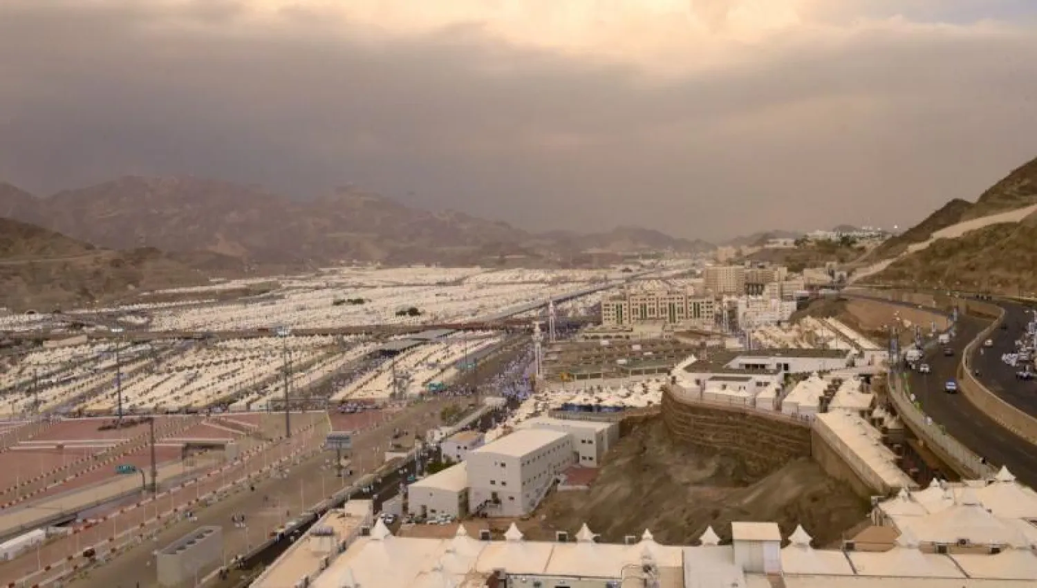 استمرار إثارة الأتربة مصحوبة بأمطار متفرقة في المشاعر اليوم