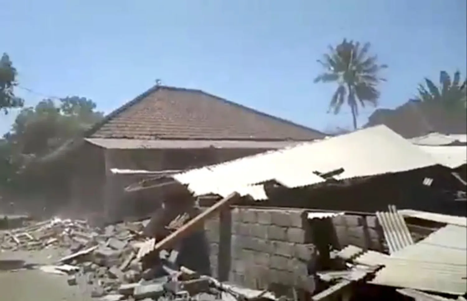 مبنى منهار بسبب الزلزال في جزيرة لومبوك الإندونيسية (رويترز)