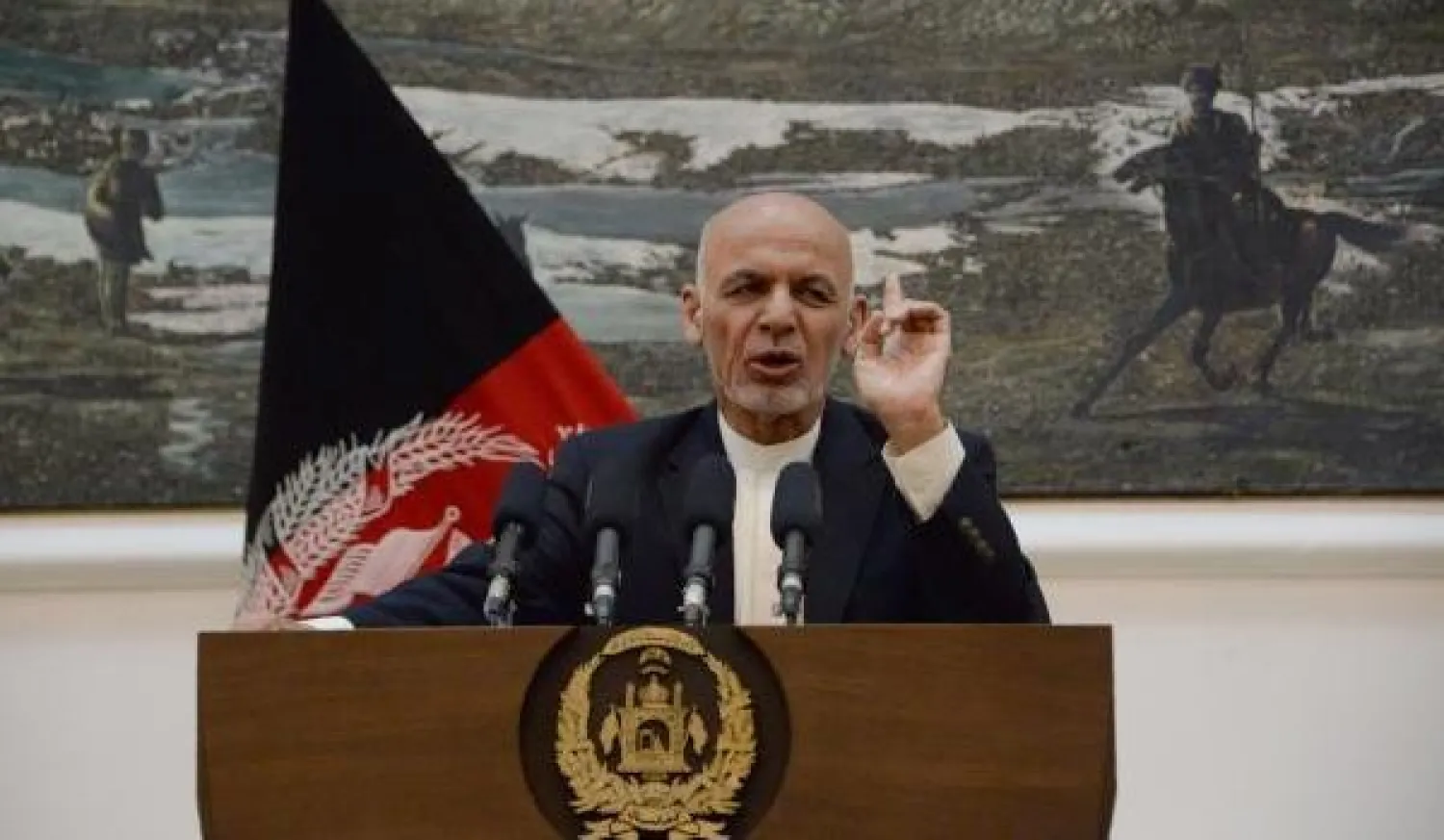 الرئيس الأفغاني أشرف غني يتحدث خلال مؤتمر صحافي سابق في القصر الرئاسي بكابل (أ.ف.ب)
