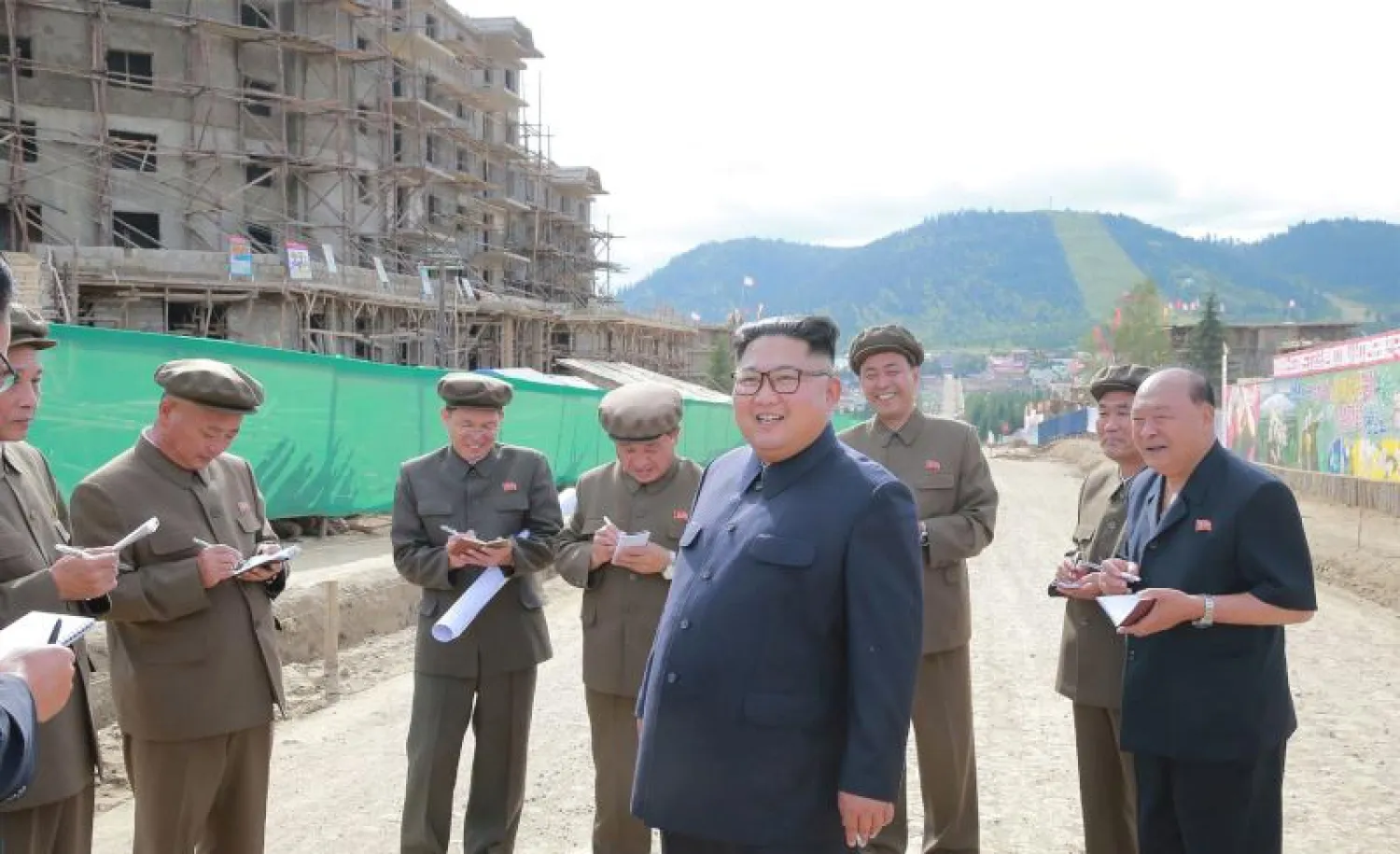 زعيم كوريا الشمالية كيم غونغ أون خلال تفقده  مشروع تطويري كبير في منطقة «سامجي يون» (أ.ف.ب)