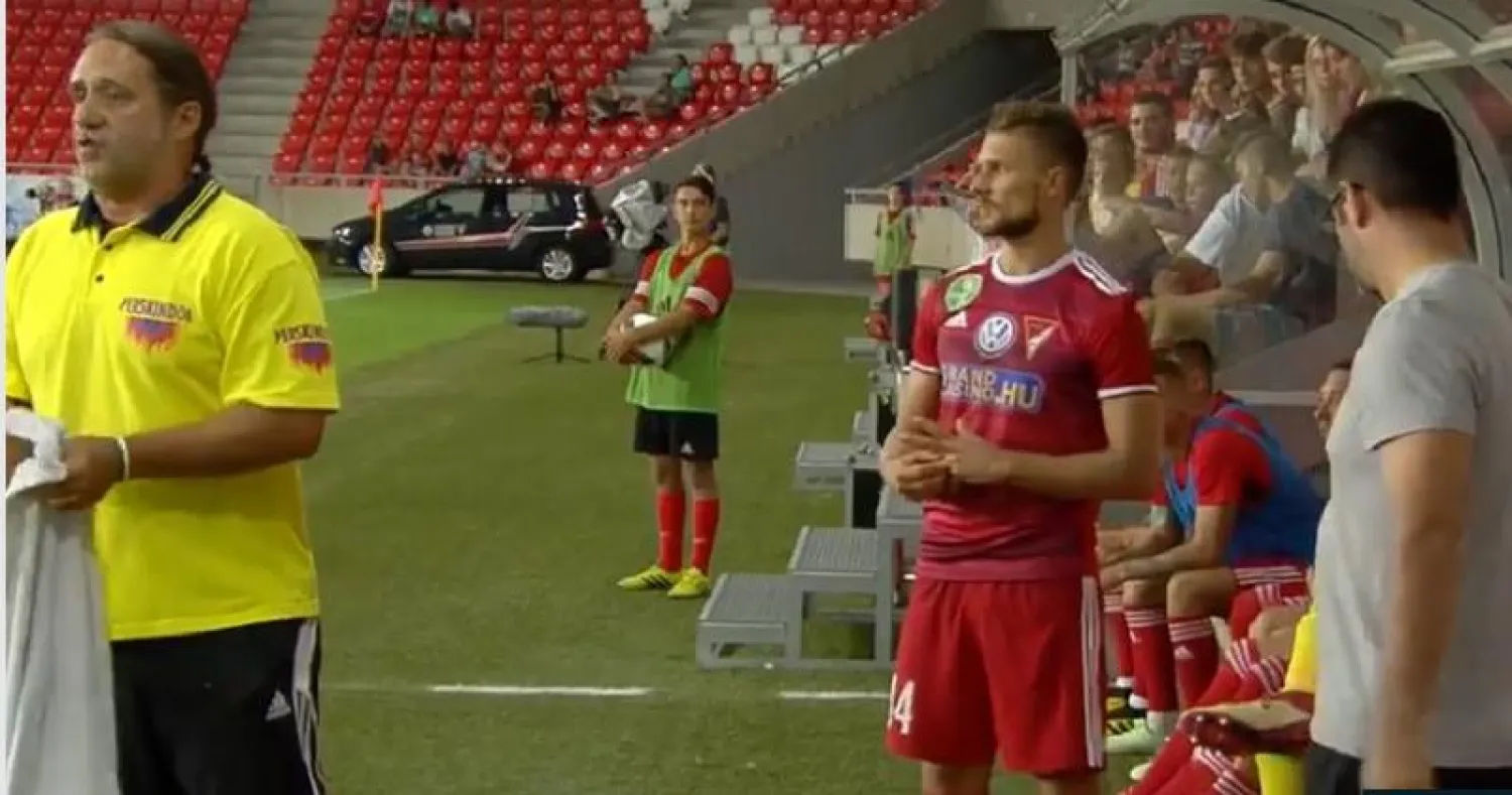 اللاعب إيريك تشيكوش مدافع ديبرتسن وهو يحاول نزع خاتم زواجه (تويتر)