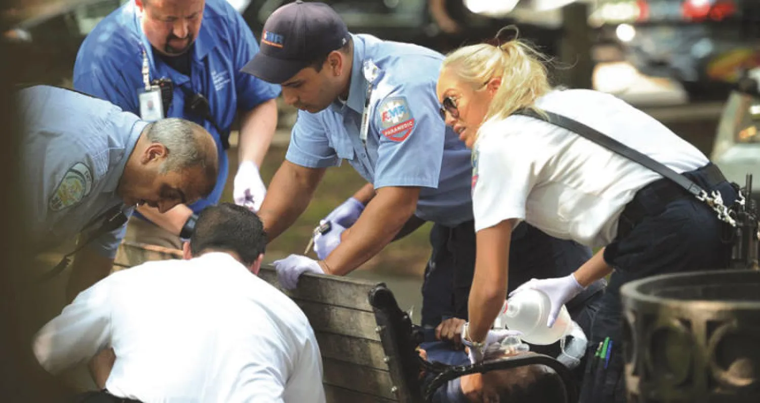 مسعفون يحاولون إنعاش شخص تعاطى جرعات زائدة من المخدرات في حديقة نيو هيفين بولاية كونيتيكت (أٍ.ب)