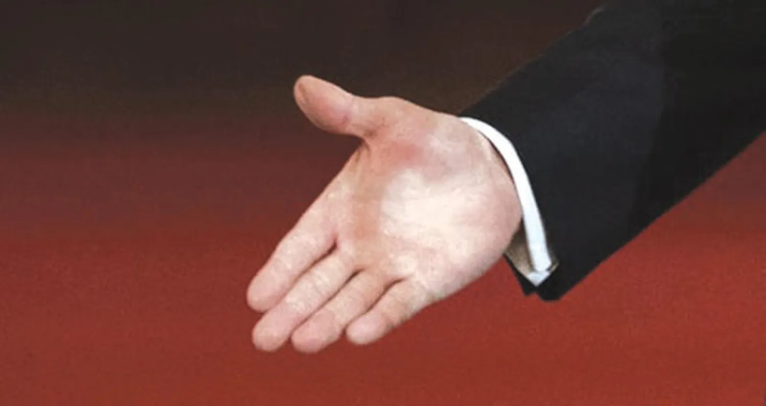 رفض المصافحة باليد يحرم زوجين مسلمين من الجنسية السويسرية