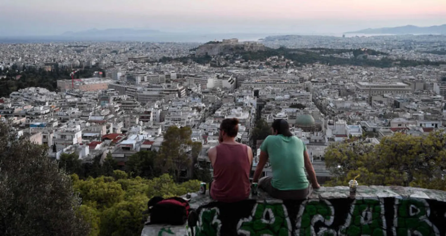 عانى اليونانيون من أوضاع صعبة خلال الأعوام الماضية بسبب تراكم الديون (أ.ف.ب)