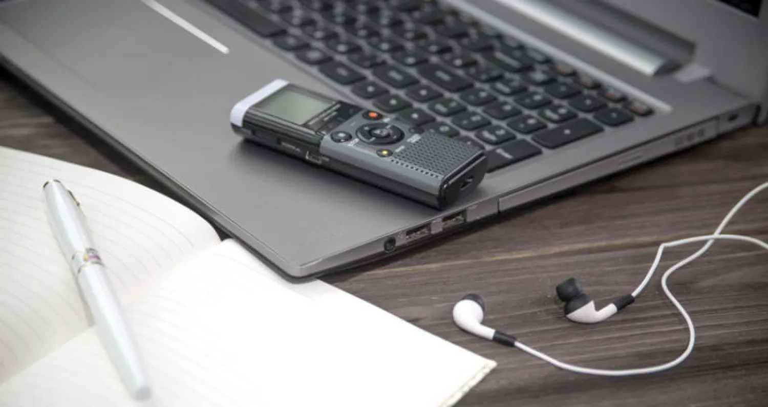 يعتبر أهل الصحافة مهمة تفريغ المقابلات عبئاً قبل كتابة المواد