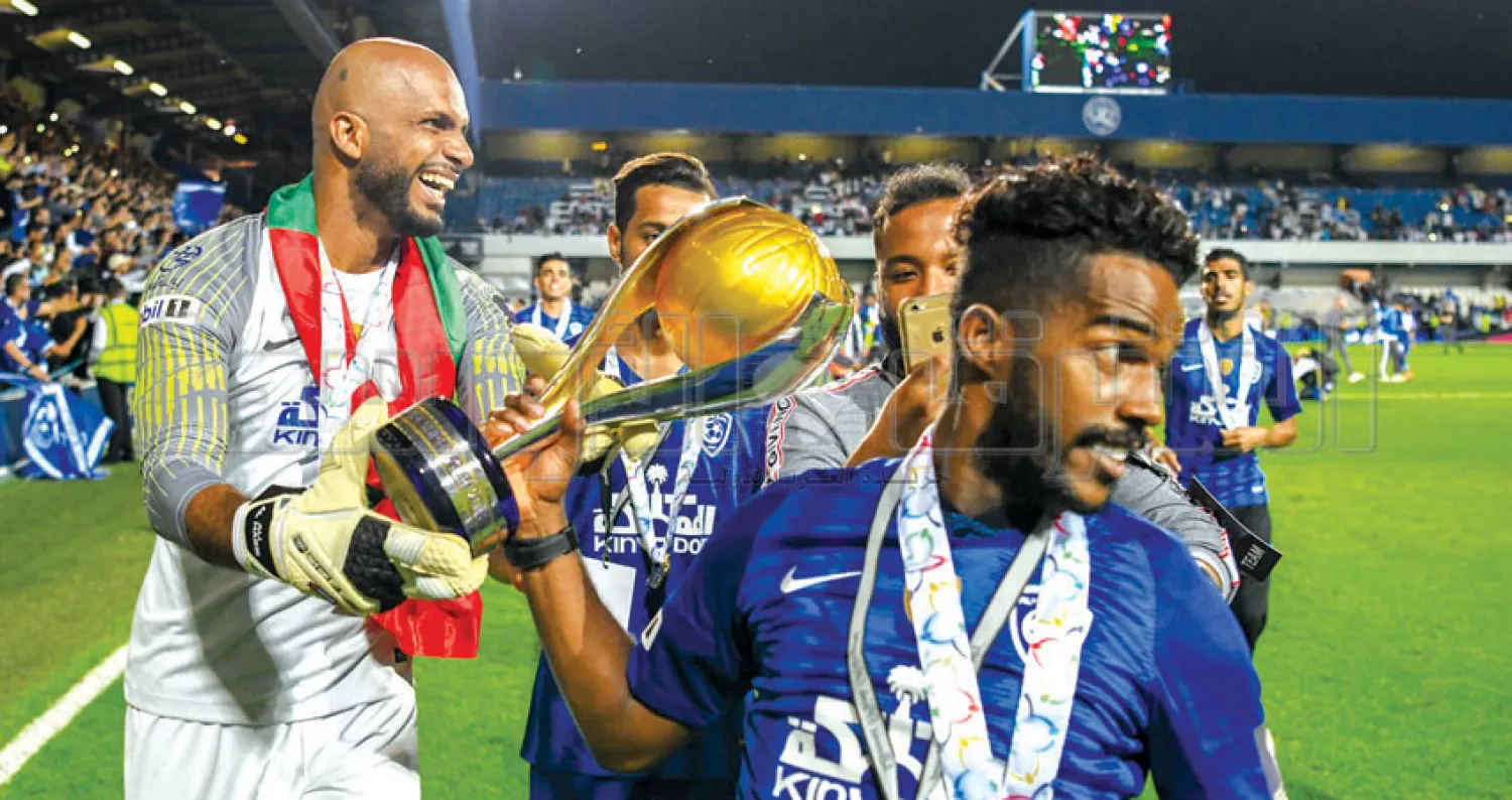 لاعبو الهلال يحتفلون بكأس السوبر أول من أمس في لندن (تصوير: علي خمج)