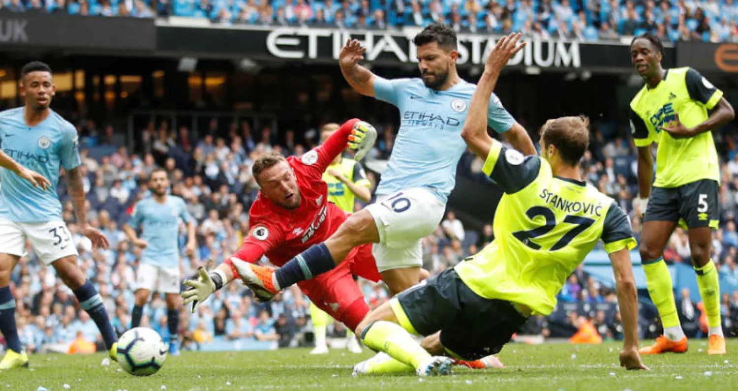 أغويرو وهدف مانشستر سيتي الثالث  (رويترز)