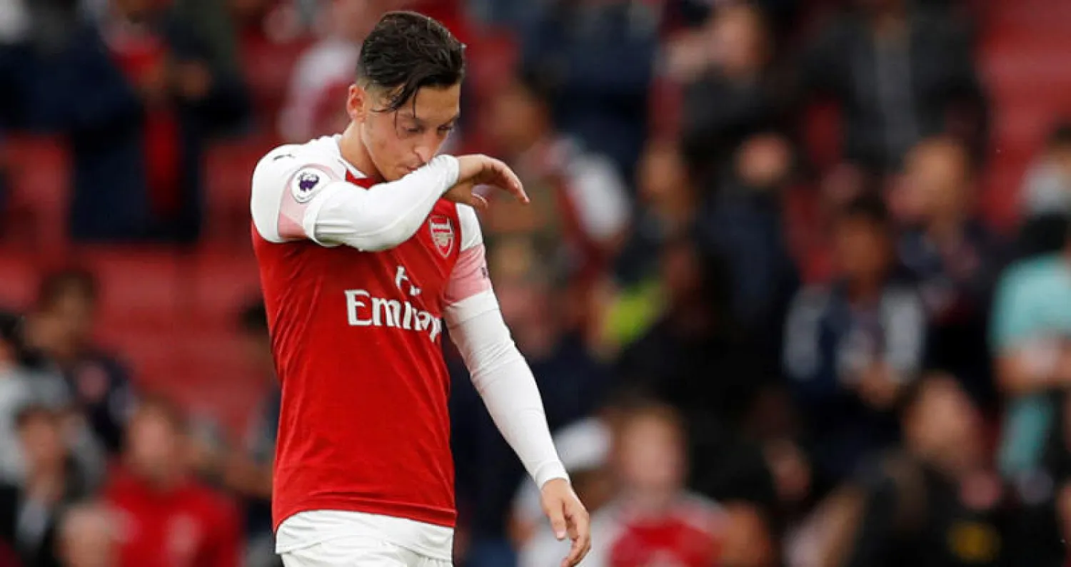 أوزيل بعد الهزيمة أمام تشيلسي السبت (رويترز)