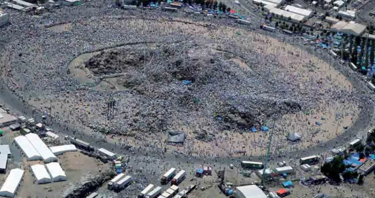 صورة جوية لجموع من الحجاج على جبل الرحمة في مشعر عرفات أمس (تصوير: بشير صالح)