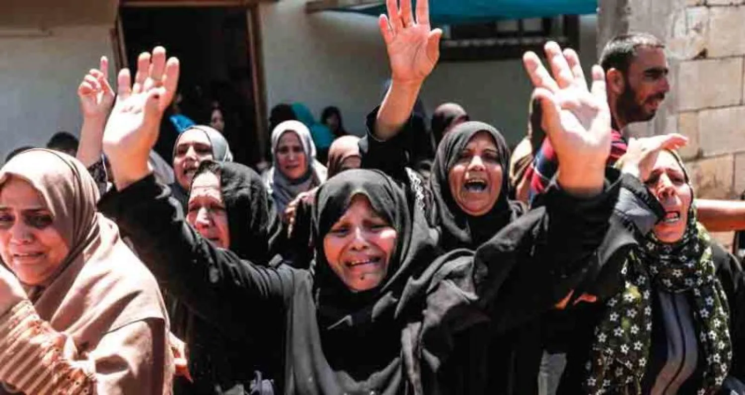 نساء من أقارب كريم أبو فطائر الذي قتلته قوات الاحتلال خلال احتجاجات قرب الحدود خلال جنازته (أ.ف.ب)