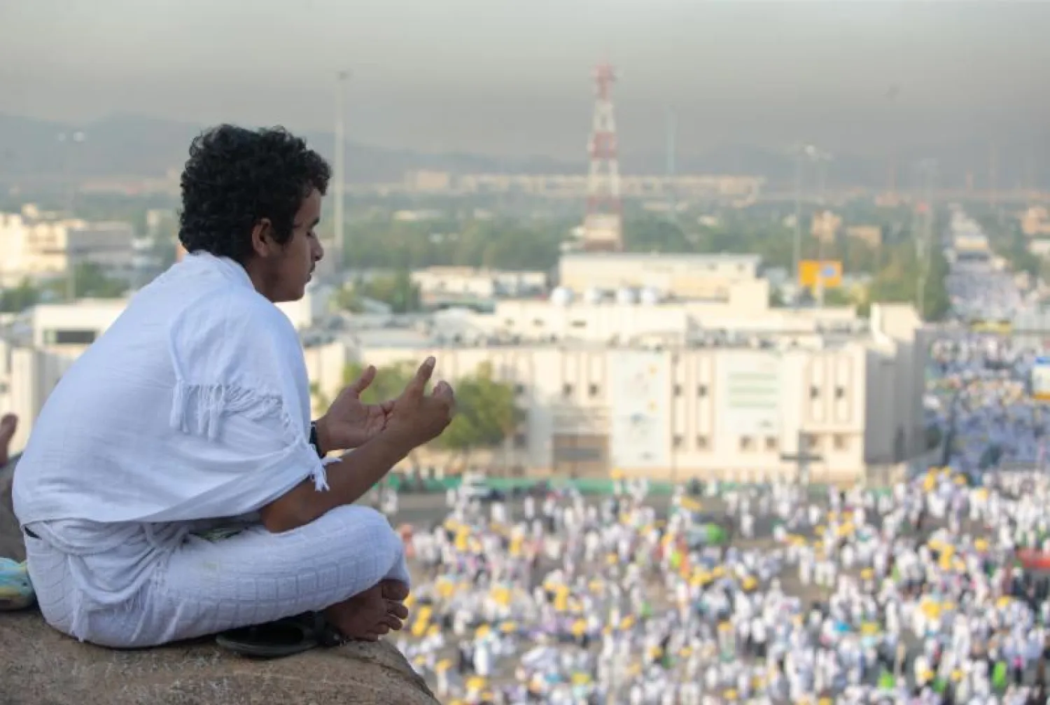 حجاج بيت الله الحرام يقفون على صعيد عرفات (تصوير - محمد المانع)