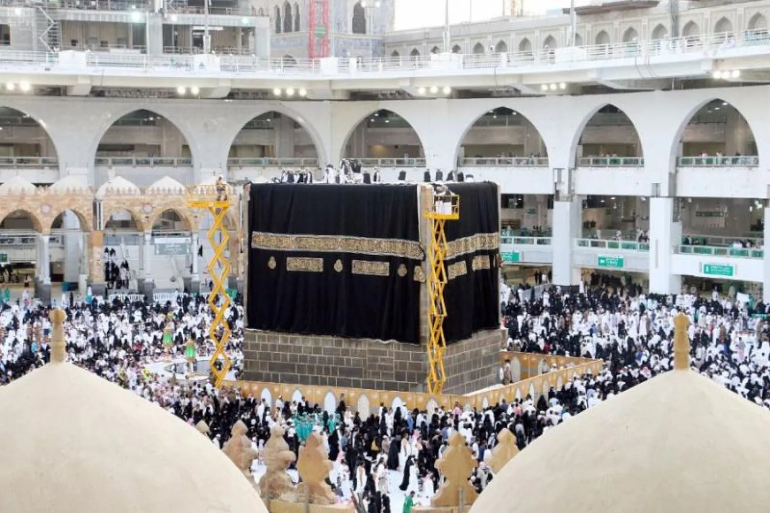 جانب من استبدال الكعبة المشرفة الكسوة القديمة بالجديدة (واس)