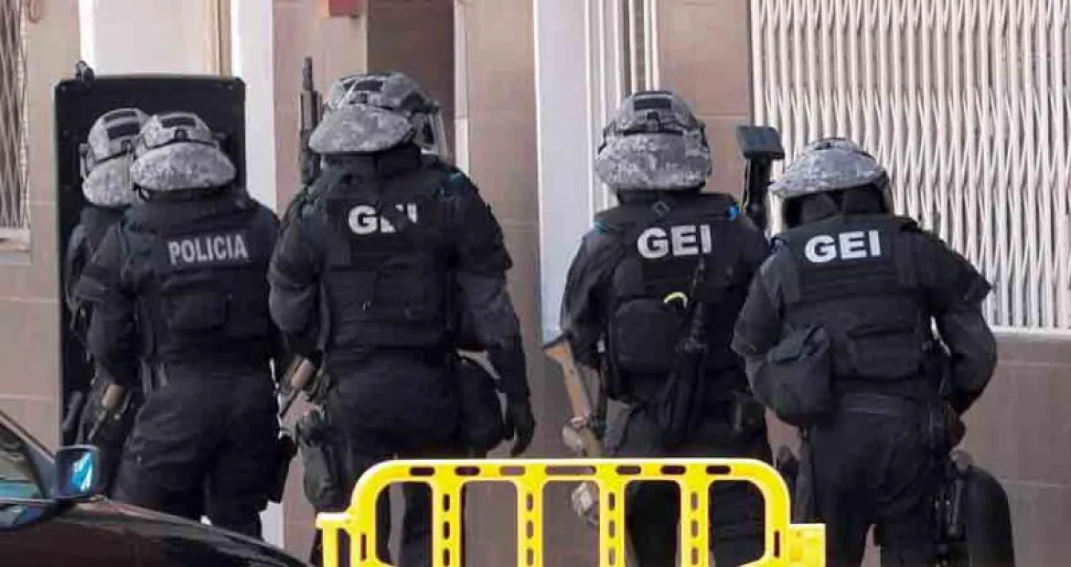 الشرطة الإقليمية الكاتالونية تداهم منزل المسلح الجزائري في محلّة كورنيّا دي ليوبريغات بمدينة برشلونة  أمس (إ.ب.أ)