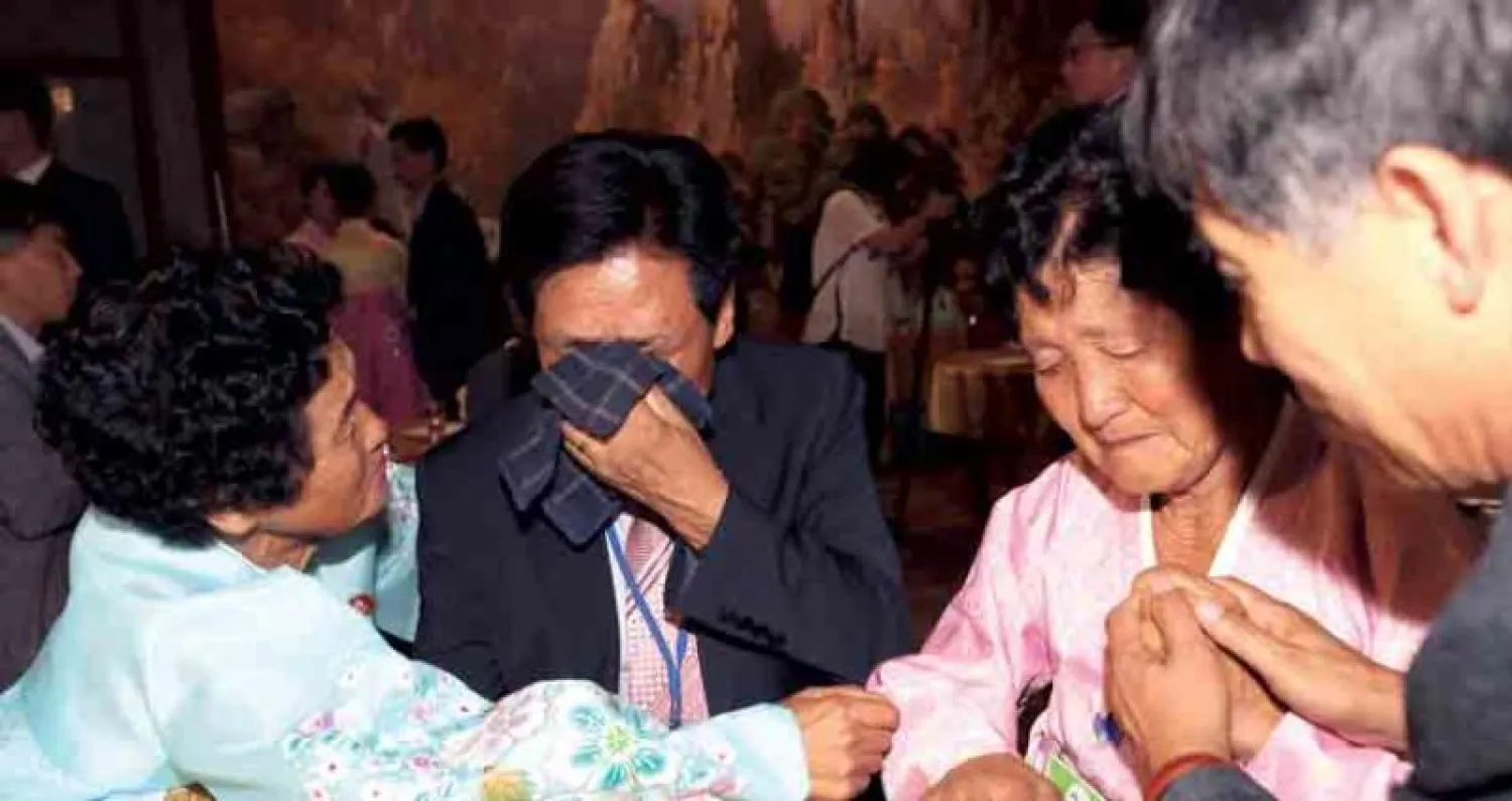 لقاءات مؤثرة جمعت أسراً كورية فرّقتها الحرب قبل 60 عاماً في كوريا الشمالية أمس (أ.ف.ب)