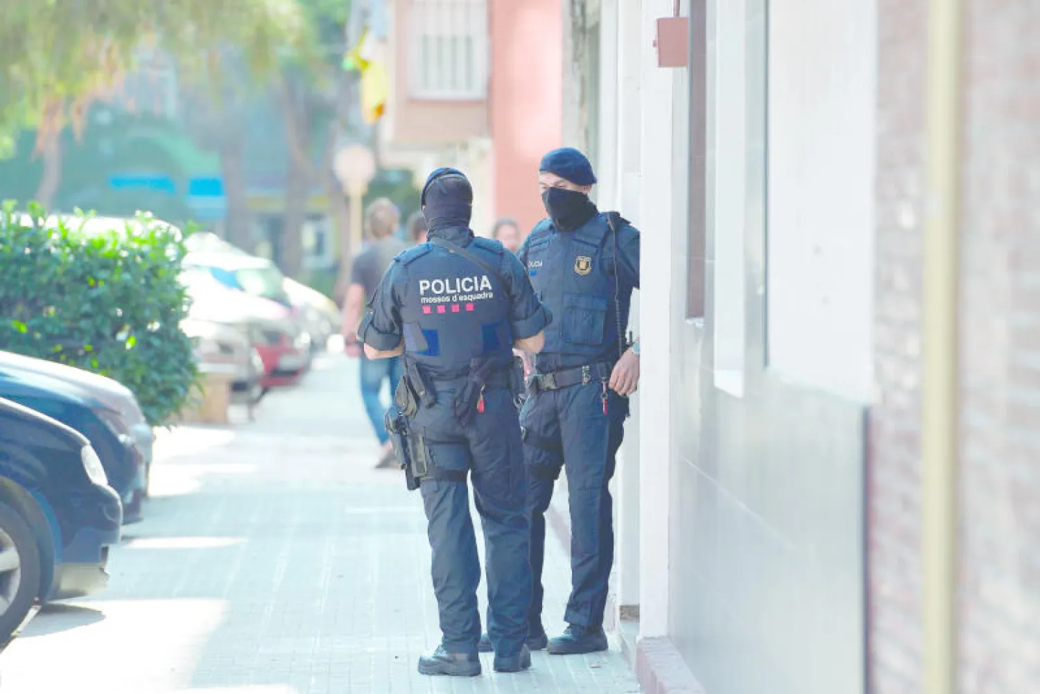 استنفار أمني في موقع الهجوم على مركز الشرطة الإسباني (أ.ف.ب)