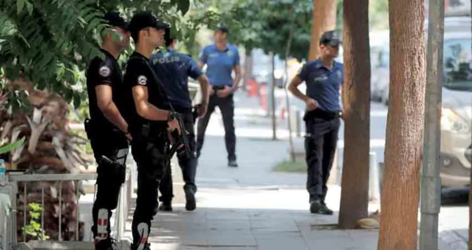 رجال الأمن التركي يحرسون مقر إقامة القس برانسون في إزمير أمس (رويترز)