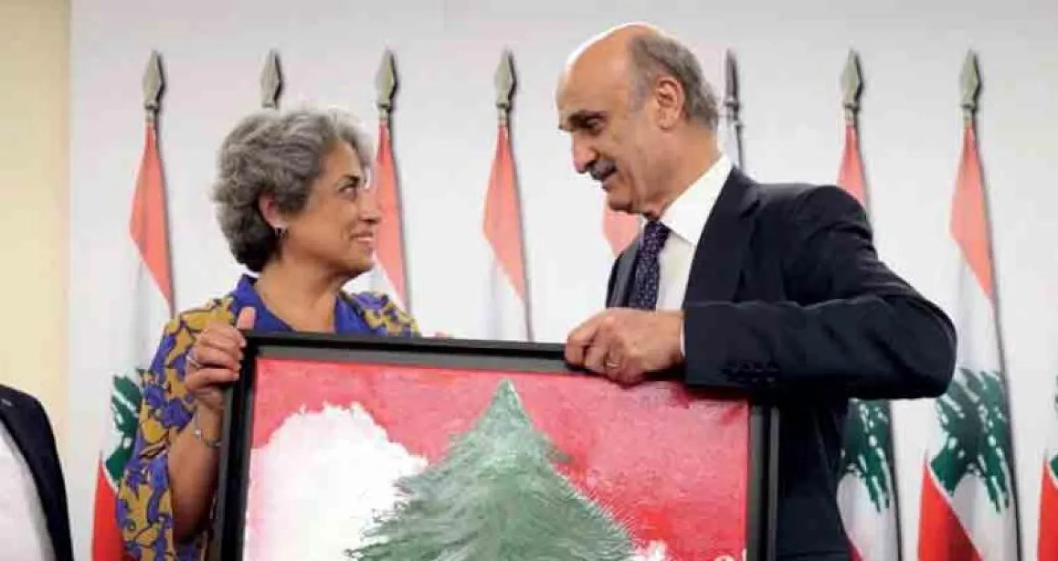 لوحة من الفنانة ندى حويك لسمير جعجع حيث الأحمر تغلب على الأبيض في علم لبنان (موقع القوات)